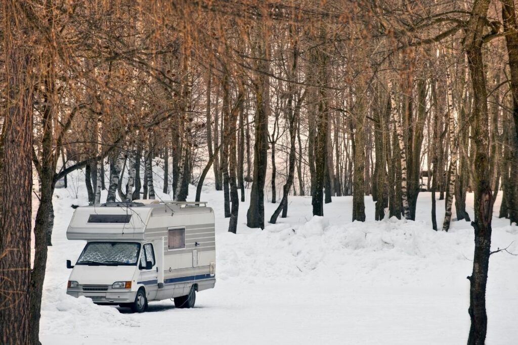 camper in sosta nella neve